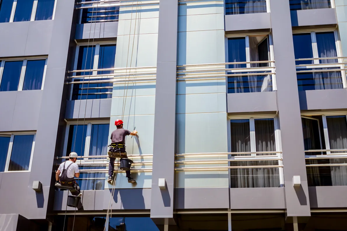 recorte esquina edificio con andamios